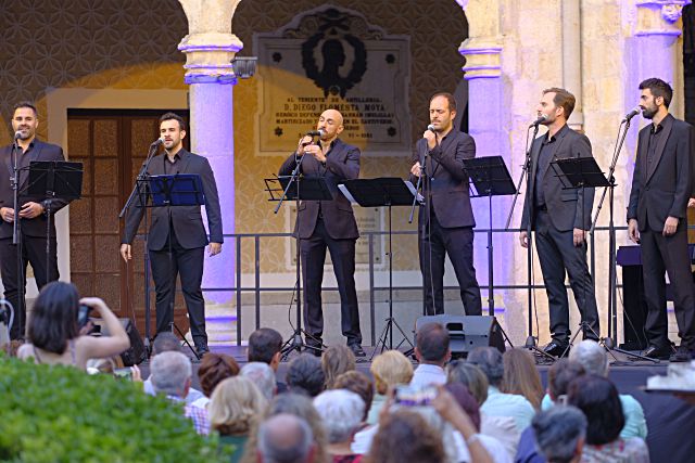 La XI edición de ‘Música con gusto’ arranca a lo grande en la Academia de Artillería 2 Los Seis Tenores durante su actuación.