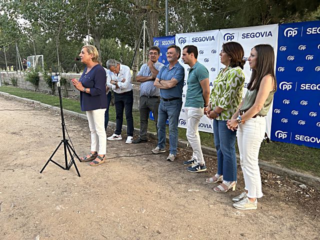 Paloma Sanz habla a los asistentes del encuentro en San Pedro de Gaíllos.
