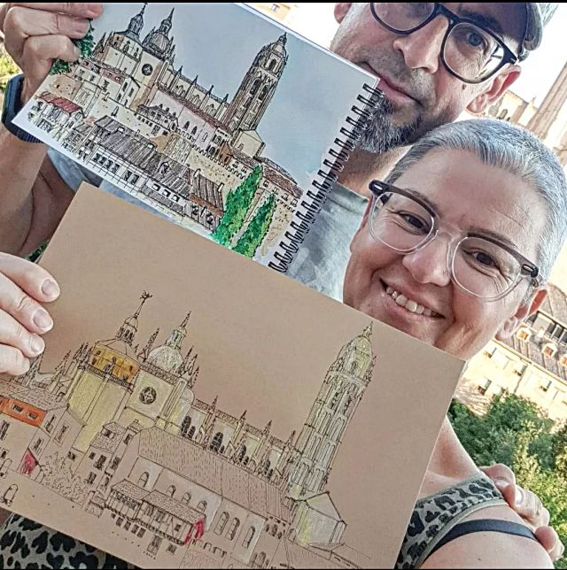 Alicia Santamaría y su marido, que también es urbansketch, muestran sus dibujos de la Catedral de Segovia. / E. A.