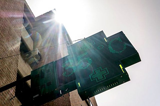 El termómetro de una farmacia segoviana marca 35º.