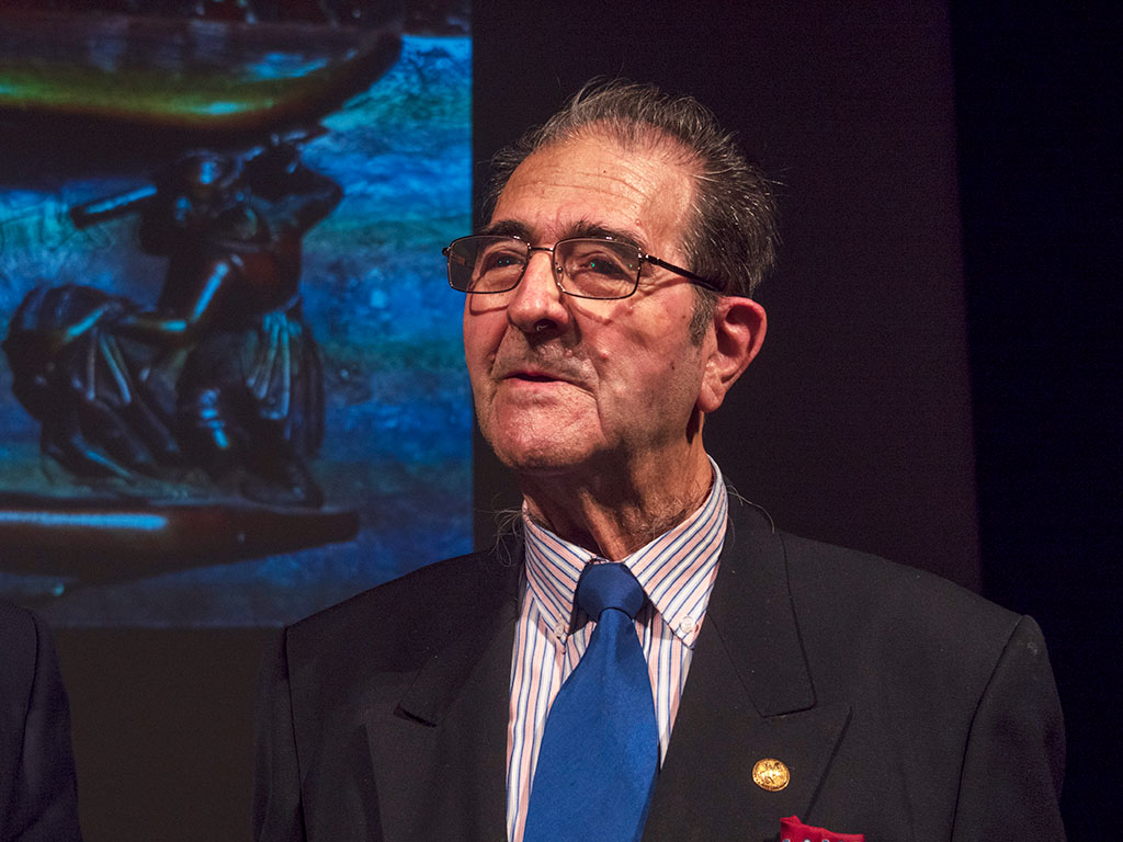 El crítico taurino Pablo Pastor, emocionado en el homenaje que le hicieron en diciembre de 2021. / KAMARERO