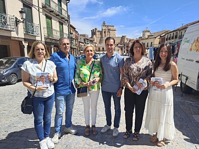 Fotos de los candidatos del PP al Congreso y al Senado en la Plaza Mayor de Turégano.  / E. A.