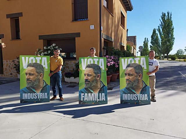 Los partidos políticos en Segovia aceleran a una semana de las Elecciones Generales 3 Los candidatos de VOX pegan carteles en Brieva.
