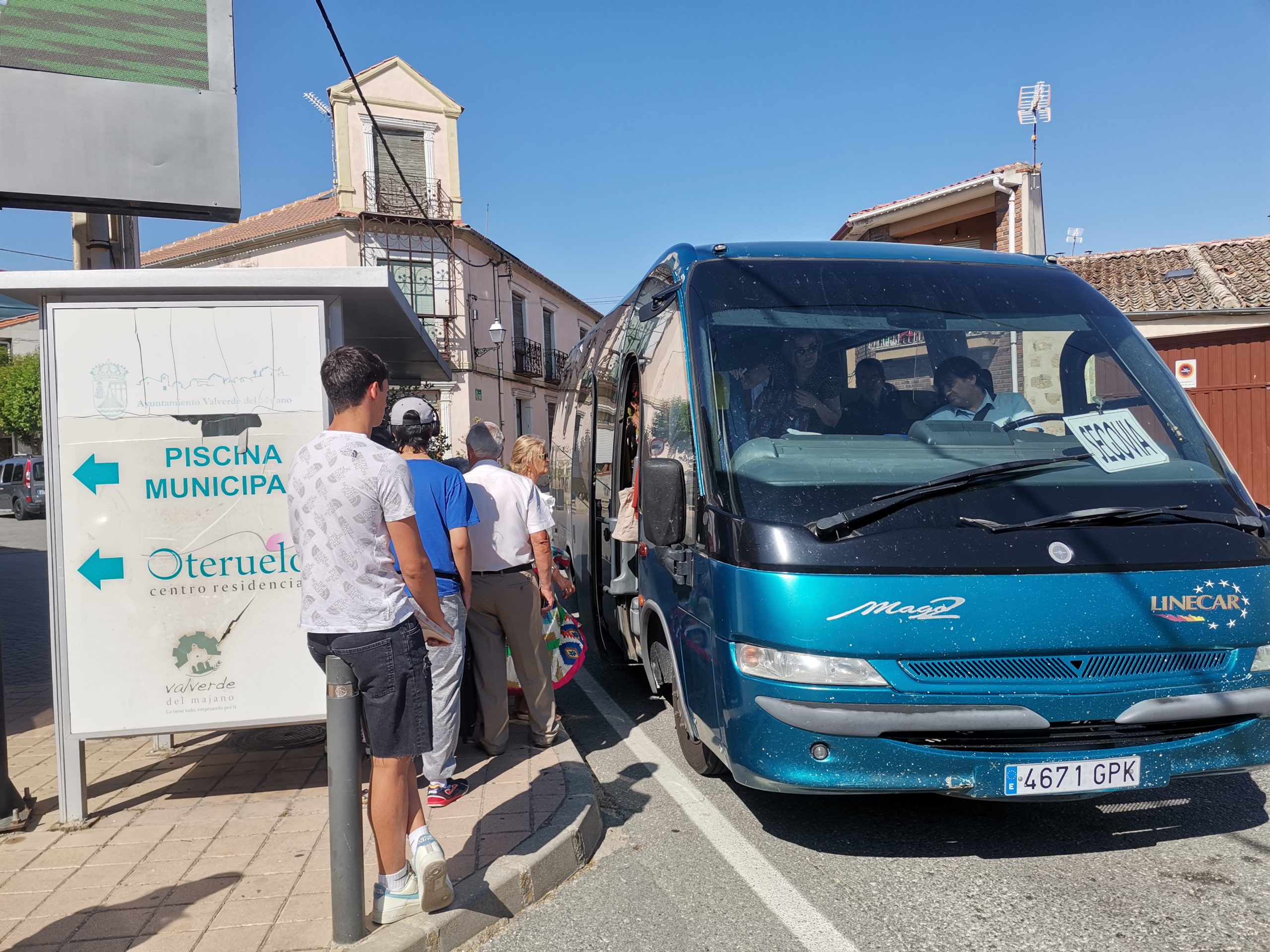 Usuarios subiendo al autobús.