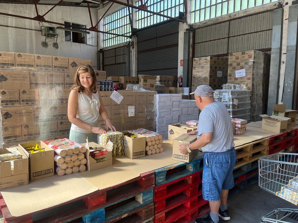 La concejala de Servicios Sociales e Igualdad, Azucena Suárez, durante el reparto de alimentos. / EL ADELANTADO