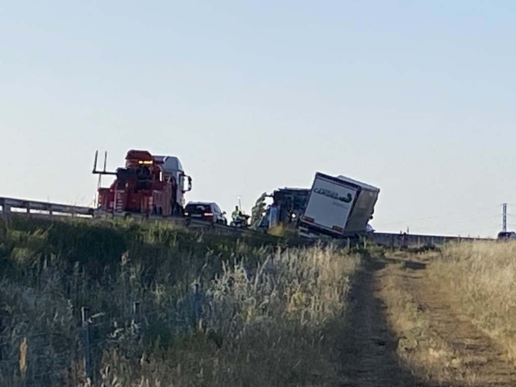 Camión fuera de la vía, en la A-1 en Boceguillas. / EL ADELANTADO