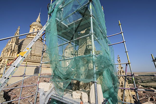 Obras de sustitución del ornamento en la Catedral de Segovia.