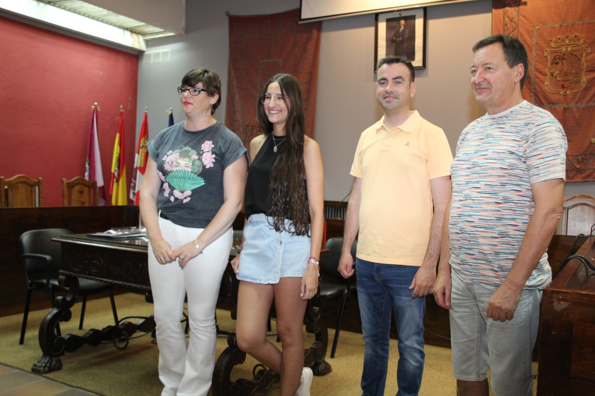 La Corregidora de las fiestas de Cuéllar 2023, Lucía Polo, tras el sorteo, junto al alcalde, Carlos Fraile.