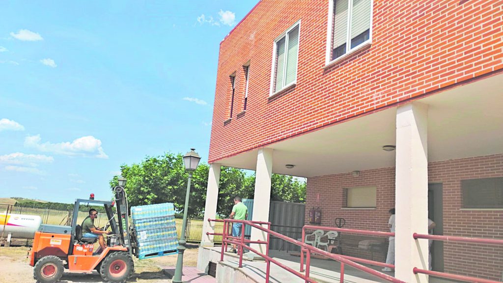 El agua de Navas de Oro vuelve a ser apto para consumo humano 2 distribucion agua embotellada Navas de Oro 07