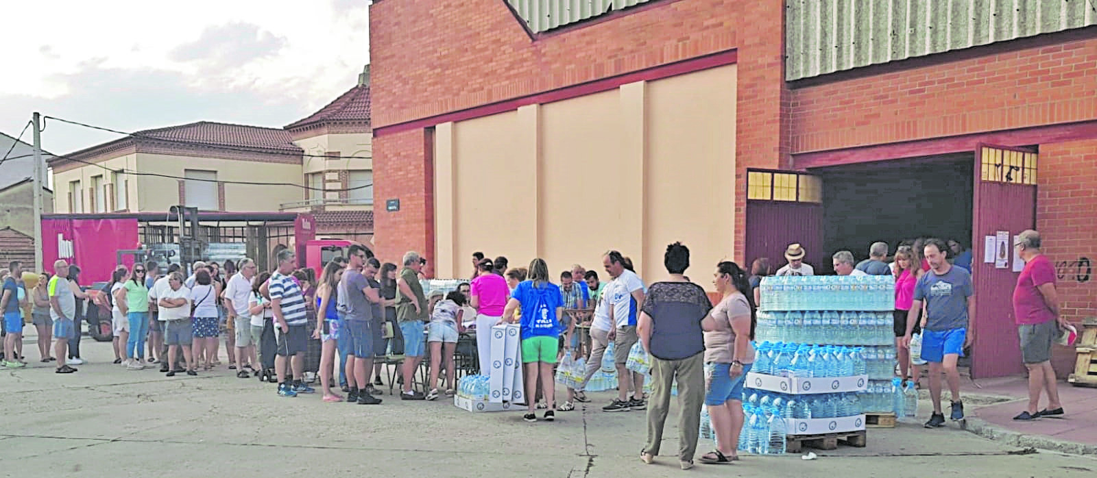 El agua de Navas de Oro vuelve a ser apto para consumo humano 1 Vecinos de Navas de Oro guardan fila para recibir agua embotellada suministrada por el Ayuntamiento de Navas de Oro en los últimos días. / E. A.