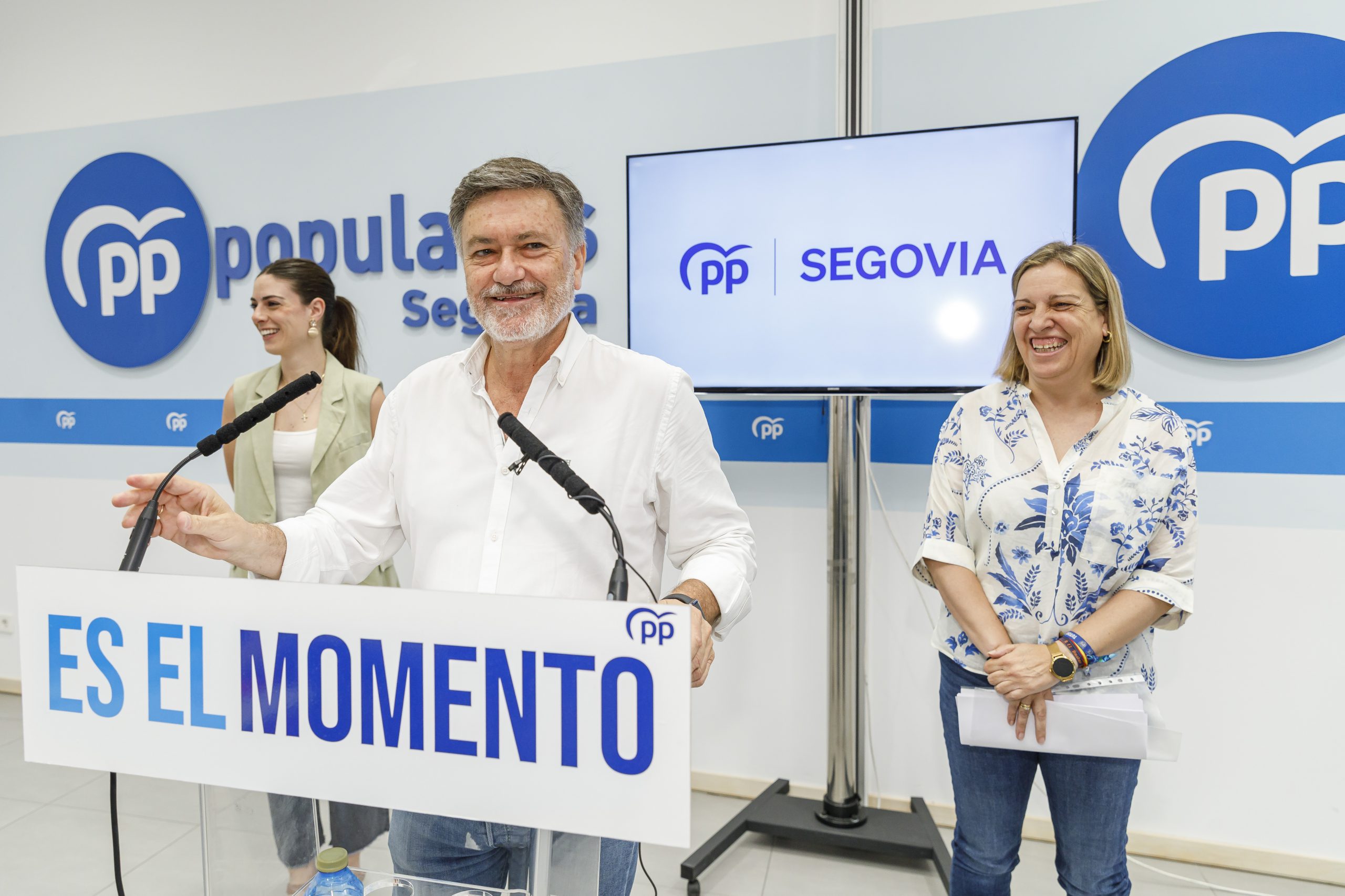 El secretario autonómico del PPCyL, Francisco Vázquez, acompañado de las procuradoras del PP de Segovia, María Ángeles García y Elena Rincón, analiza las políticas en materia de familia del Gobierno autonómico. / NACHO VALVERDE ICAL