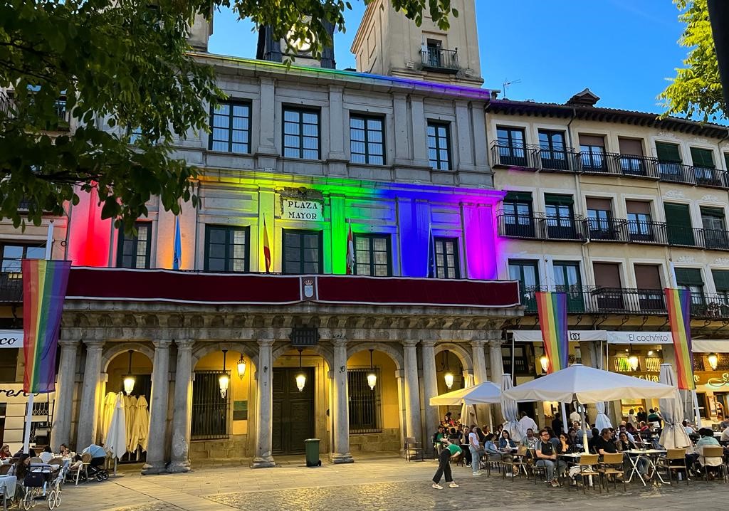 Imagen de la fachada del Ayuntamiento al anochecer. / E. A.