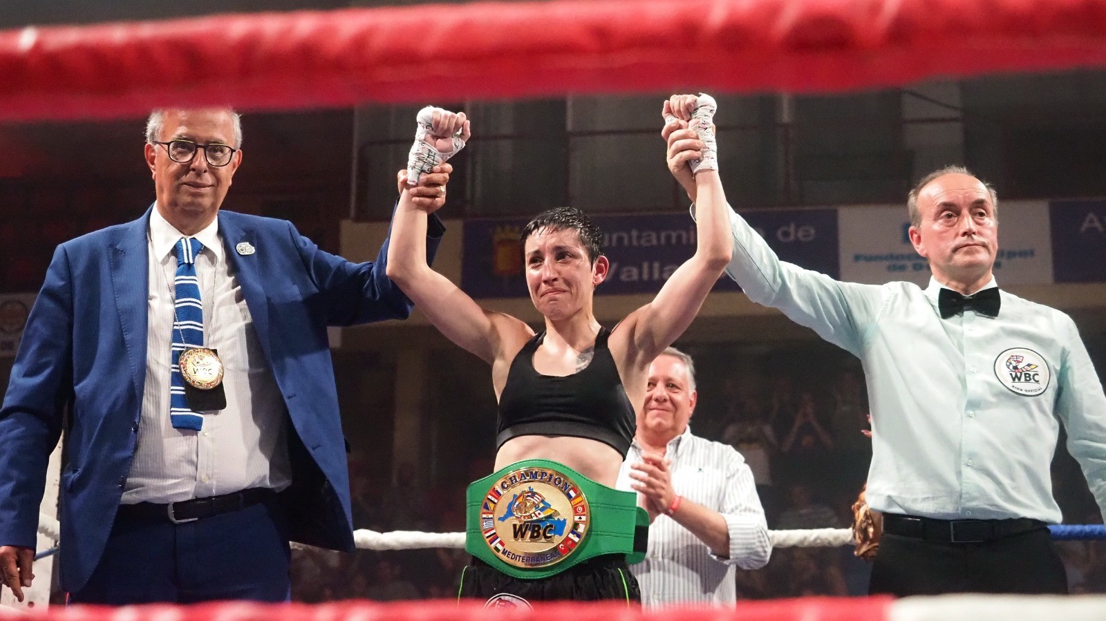 La púgil vallisoletana del Fight Club Segovia, emocionada tras vencer a la albanesa Griselda Torollari y alzarse con el campeonato profesional WBC Mediterráneo. / E. A.