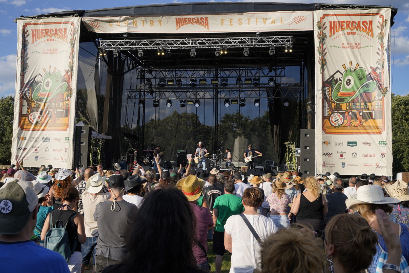 Actuación en la primera jornada del Huercasa Country. / MIGUEL ÁNGEL FERNÁNDEZ