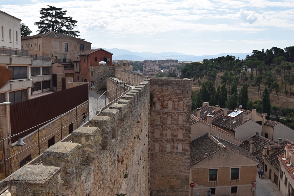 Los conciertos de agosto constituyen una nueva ocasión para conocer la muralla de Segovia.