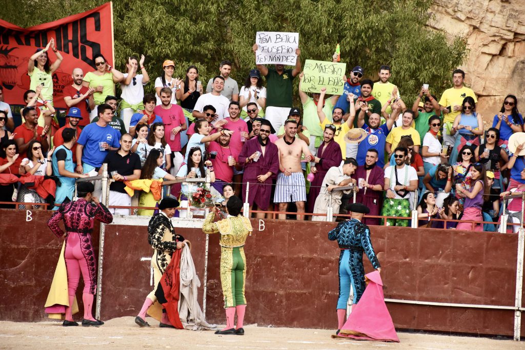 Las peñas arropan al novillero local Eusebio Fernández, en su triunfo del año pasado. / A.M.