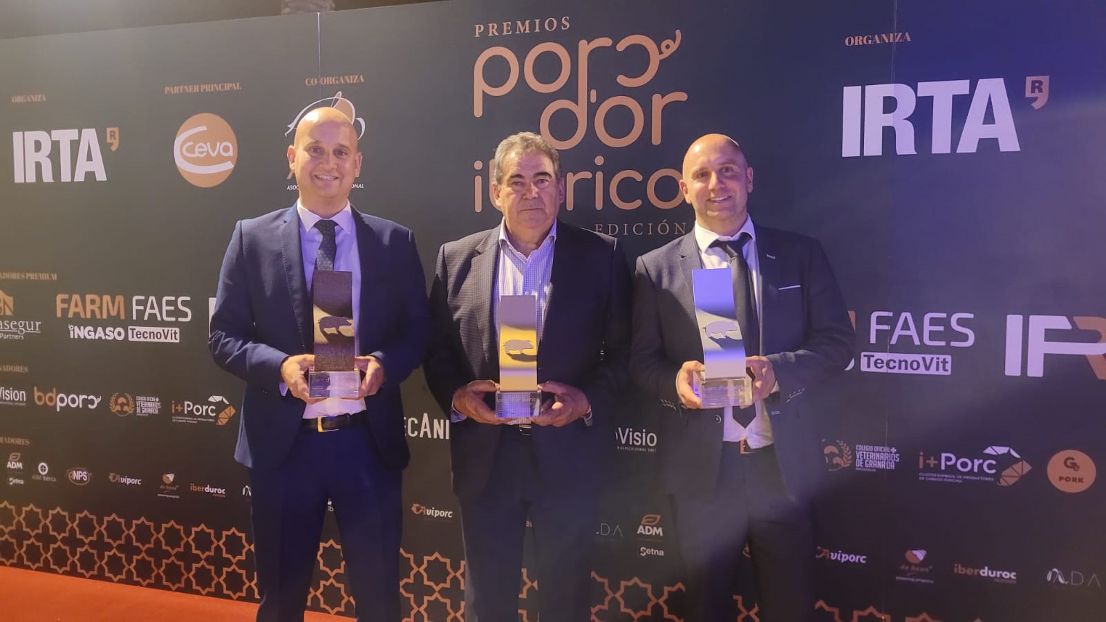 Los premiados con origen en la provincia de Segovia posan con sus galardones. En el centro, el responsable de la granja del municipio. / E. A.