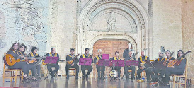 La Rondalla del Taller Cultural, en la plaza de Gracia de Fuentepelayo. / J. C. Serrano