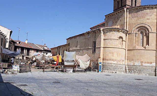 Montaje de decorados en la plaza de San Lorenzo la semana pasada. / E. A.