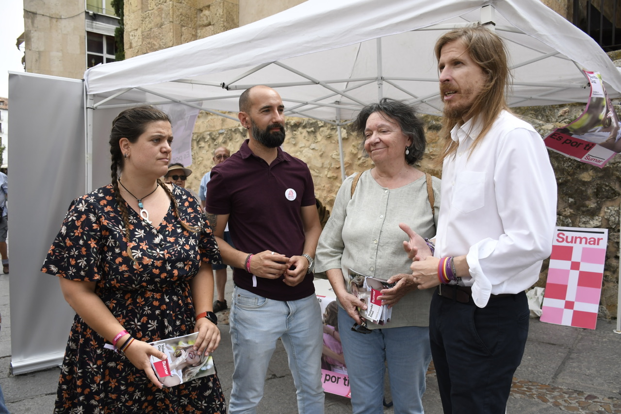 El secretario general de Podemos Castilla y León, Pablo Fernández, atiende a los medios, en su visita para respaldar las candidaturas de Sumar en Segovia. / NACHO VALVERDE - ICAL