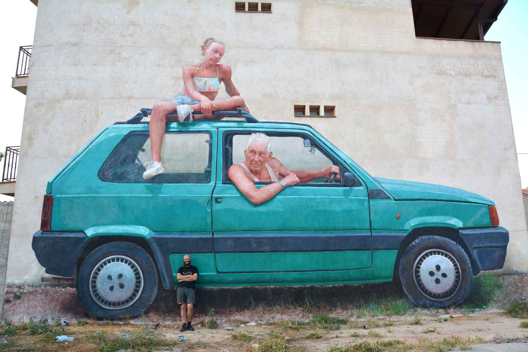 Román Linacero ante el mural realizado en Nava de la Asunción.