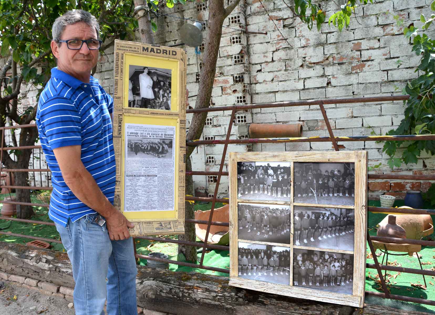 Nacho García con la muestra de las ventanas y sus respectivas fotografías que se expondrán en el Centro Cívico. FOTO: AMADOR MARUGÁN.