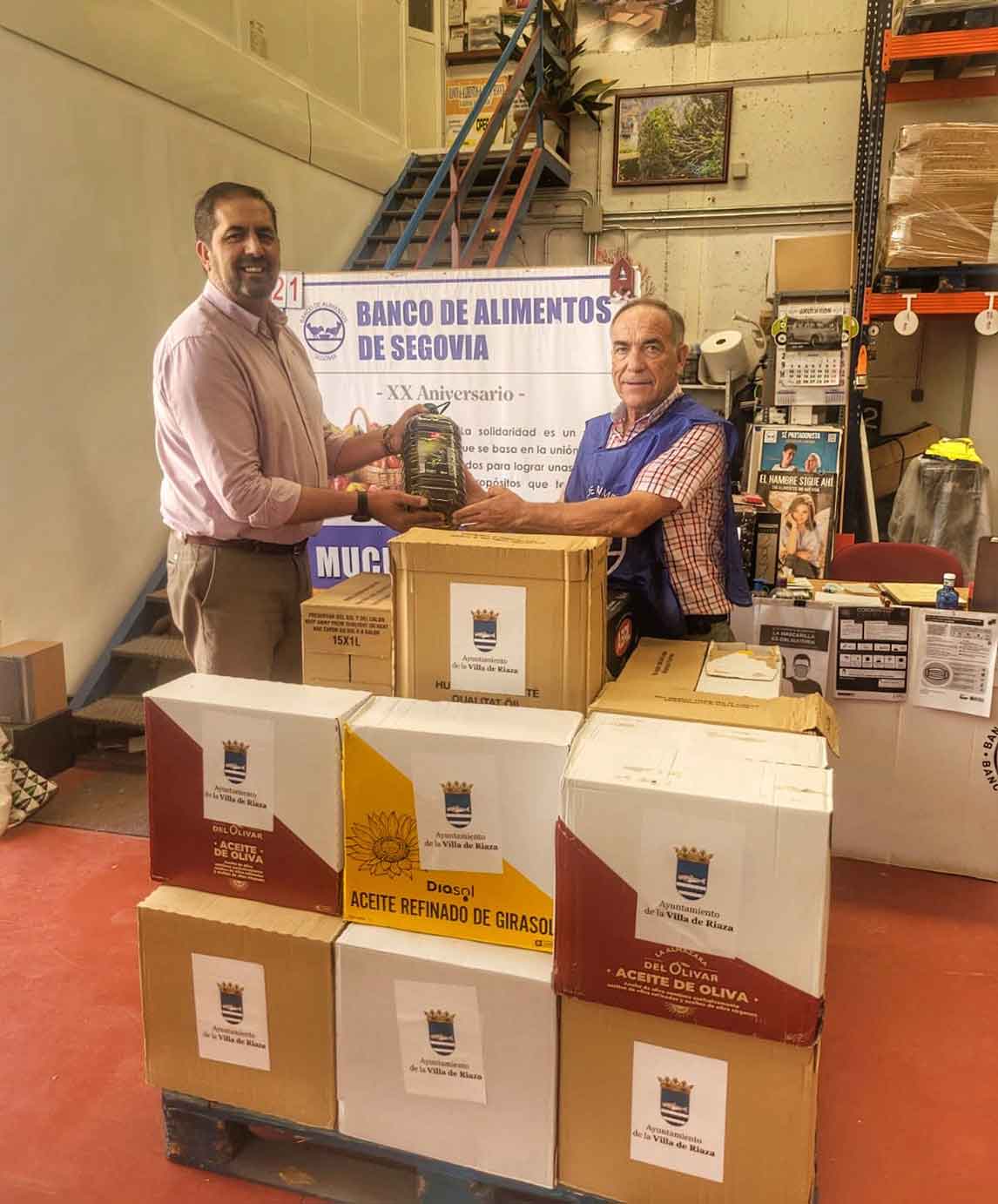 Benjamín Cerezo haciendo entrega al Banco de Alimentos.