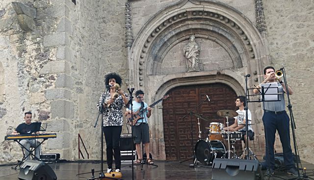 Un momento del concierto del quinteto en la plaza de Gracia de Fuentepelayo. / J. C. S.