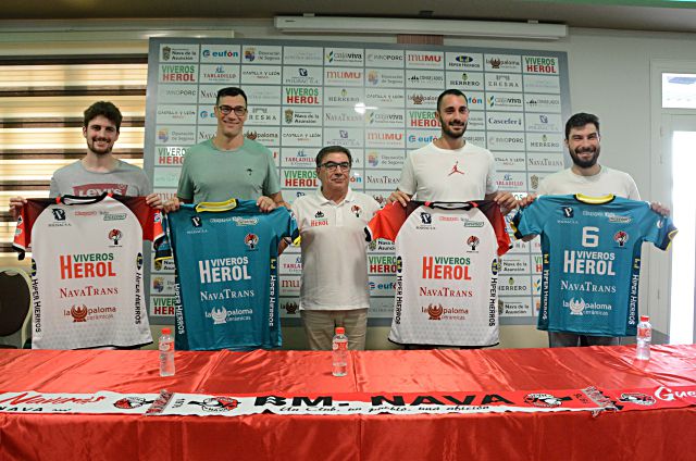 De izquierda a derecha, Luis de Vega, Isaías Guardiola, Julián Mateo, Dragan Soljic y Borja Méndez tras la presentación./ AMADOR MARUGÁN