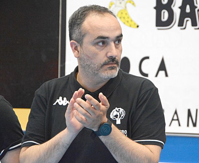 Álvaro Senovilla, aplaudiendo una jugada del Viveros Herol Nava./ AMADOR MARUGÁN