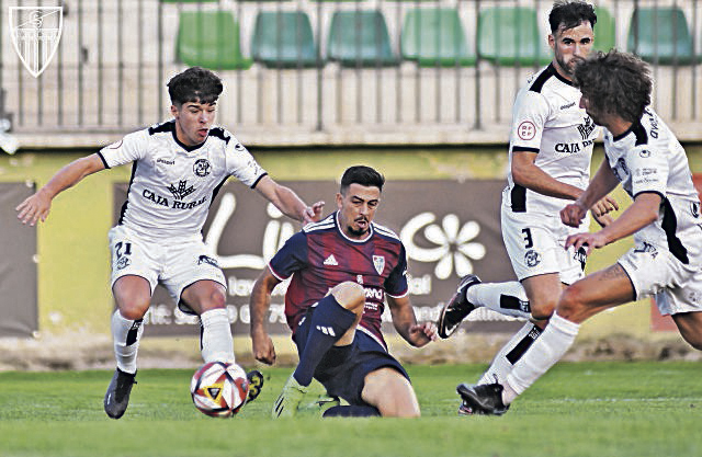 Javi Borrego, entre dos contrarios durante el encuentro que la Segoviana jugó ante el Zamora./ JUAN MARTÍN-G. SEGOVIANA