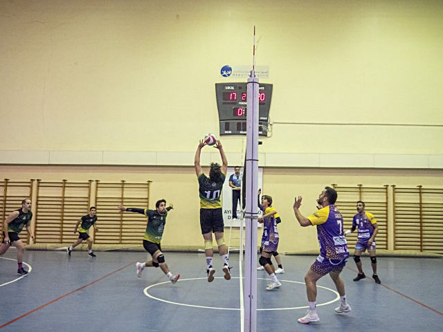 Imagen de un encuentro jugado por el CD Segovoley en la pista del pabellón Enrique Serichol./ NEREA LLORENTE