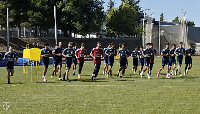 Los jugadores de la Segoviana hacen carrera continua iniciando un entrenamiento en el campo de las pistas./ JUAN MARTÍN-G. SEGOVIANA