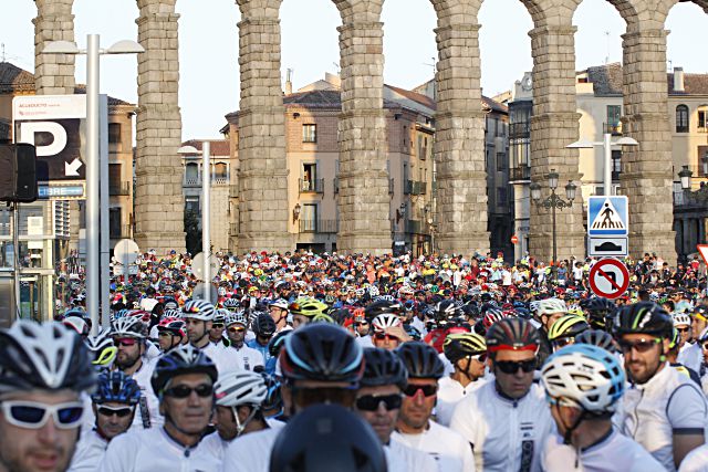 Los ciclistas esperan la salida en un momento de una pasada edición de la Marcha Pedro Delgado./ NEREA LLORENTE