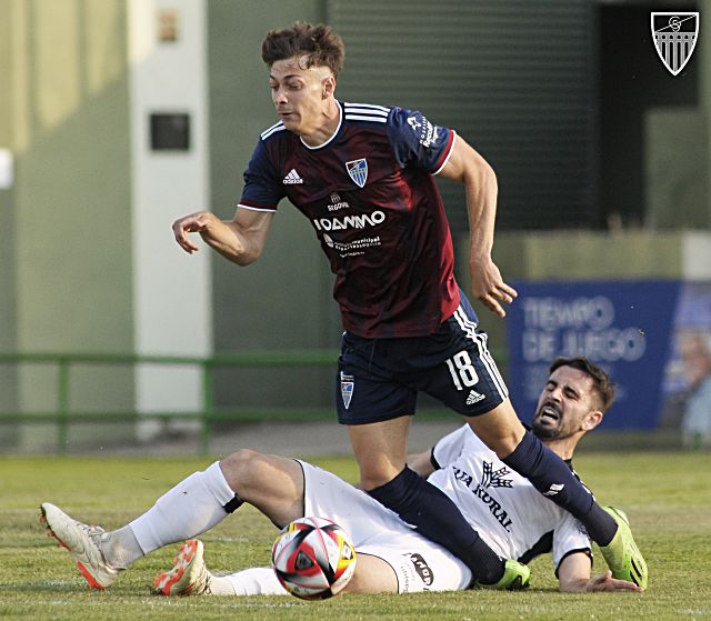 Plomer cae ante la entrada de un jugador del Zamora en el partido jugado el jueves./ JUAN MARTÍN-G. SEGOVIANA