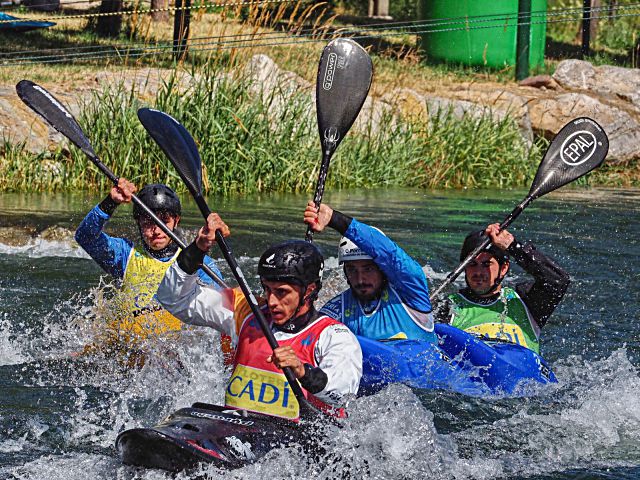 David Llorente, encabezando el grupo de cuatro palistas en la competición de kayak extreme./ MARIANO GONZÁLEZ