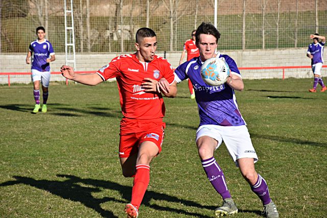 Guille Duque compite por un balón dividido./ E.A.