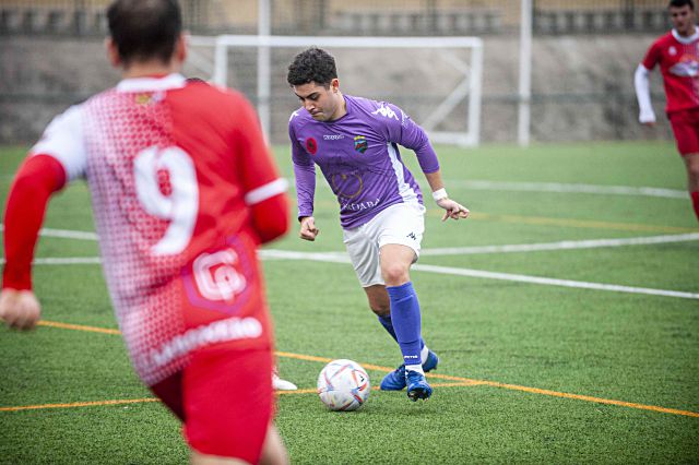 Una jugada de la pasada liga provincial de fútbol. / KAMARERO