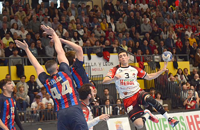 Andrés Moyano, cediendo la bola a un compañero./ AMADOR MARUGÁN