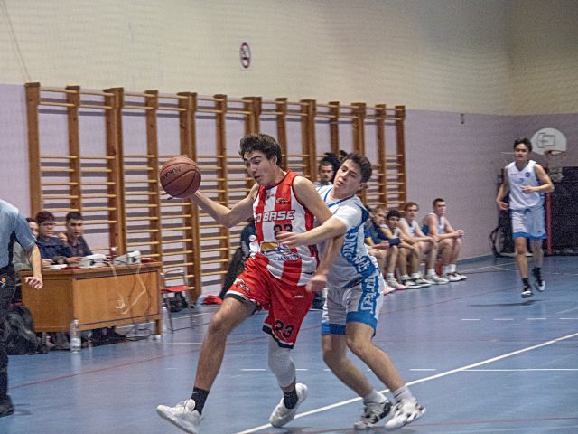 Imagen de un encuentro jugado por CD Base e Ie University. / NEREA LLORENTE