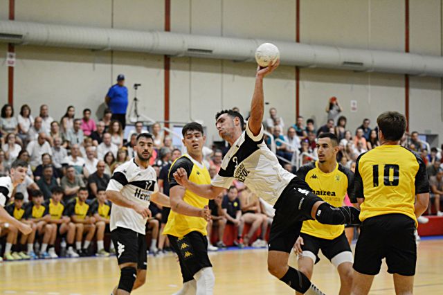 Andrés Moyano lanza a portería en el último encuentro amistoso jugado por el Viveros Herol Nava. / AMADOR MARUGÁN