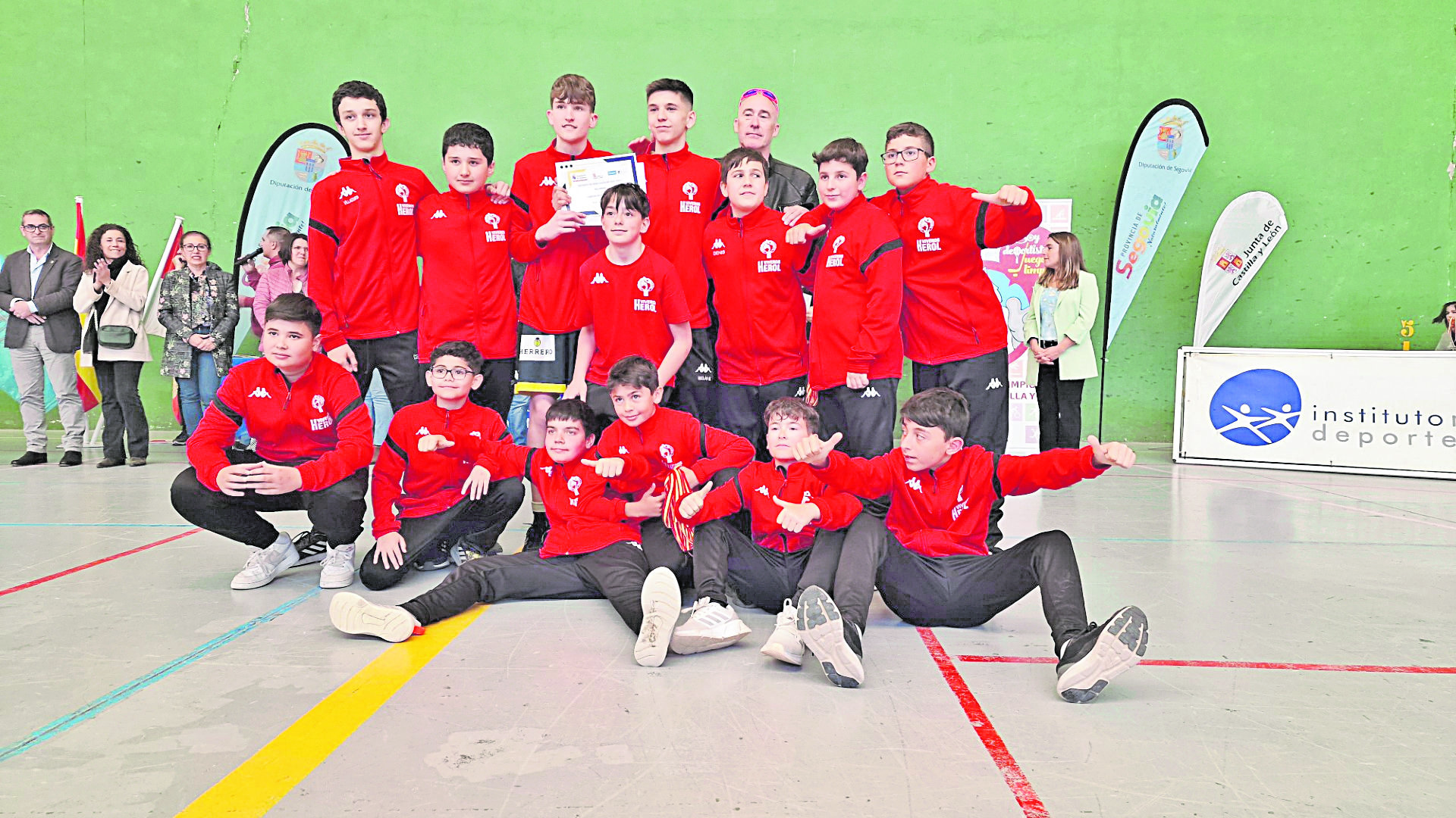 Uno de los conjuntos ganadores de los pasados Juegos Escolares, durante la entrega de premios. / DIPUTACIÓN