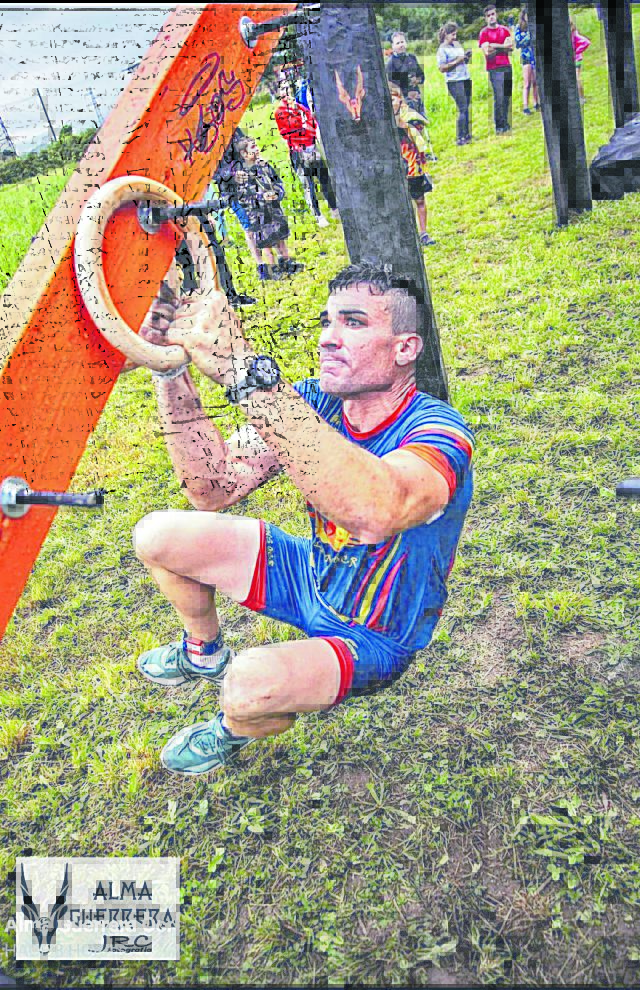 Juan Manuel Herrero, superando un obstáculo de anillas. / ALMA GUERRERA