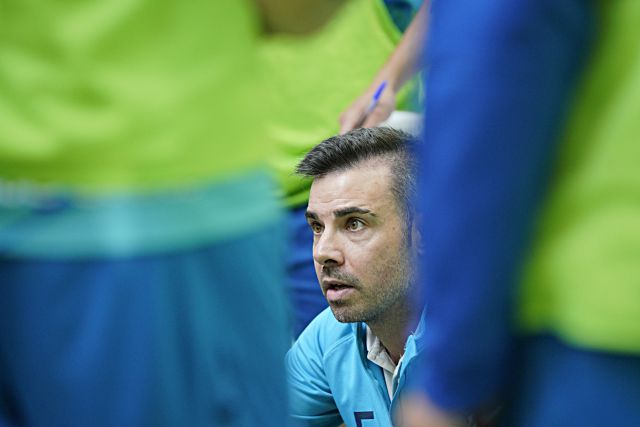 Adrián Velasco, durante un tiempo muerto en un encuentro jugado por el CD San Cristóbal. / MIGUEL ÁNGEL FERNÁNDEZ