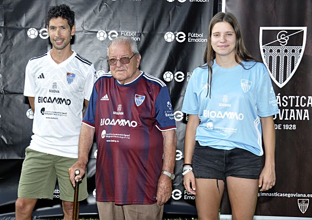 Cristina Redondo, a la derecha, durante la presentación de las nuevas equipaciones de la Segoviana. / JUAN MARTÍN-G. SEGOVIANA