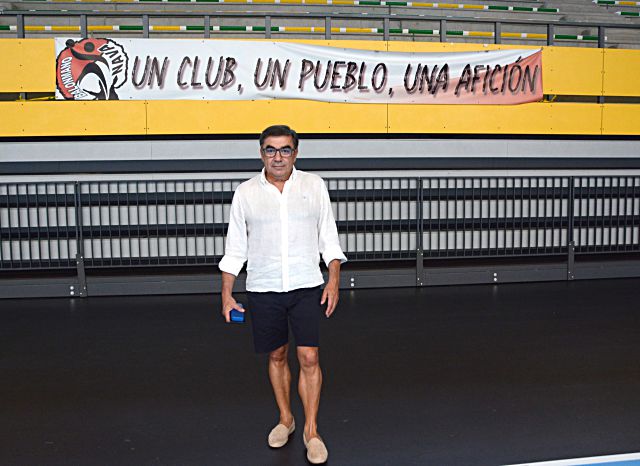 Julián Mateo, en el pabellón Guerrer@s Naver@s de Nava de la Asunción en el primer día de la pretemporada./ AMADOR MARUGÁN