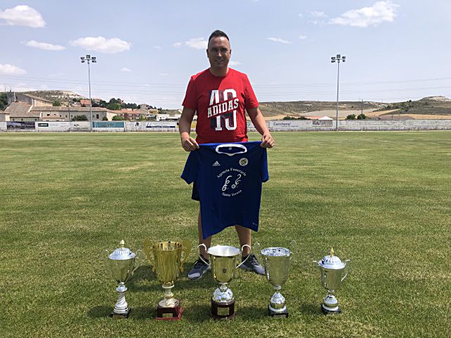 Félix Blanco, con los trofeos ganador con el CD Cuéllar./ CD CUÉLLAR