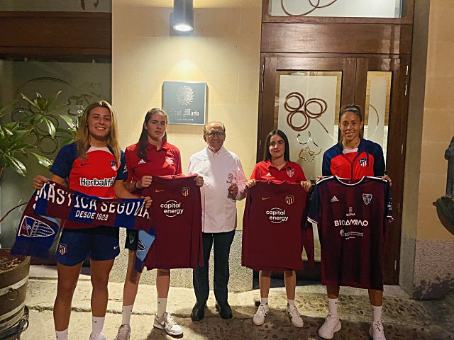 Jugadoras del Atlético y la Segoviana, con José María./ JUAN MARTÍN-G. SEGOVIANA