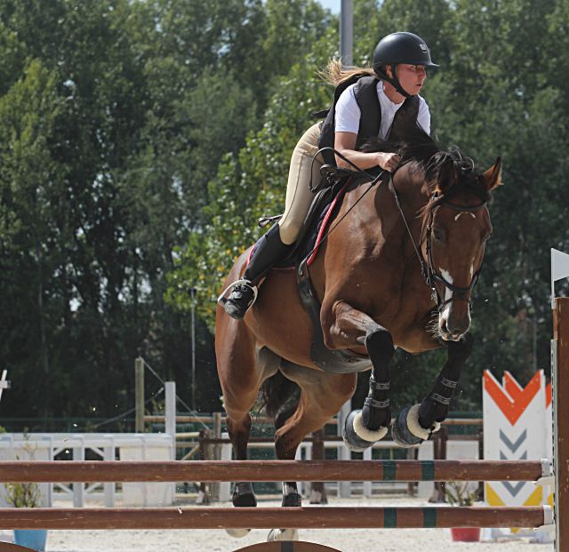 Uno de los binomios de la Liga Inter Clubes, saltando un obstáculo./ E.A.