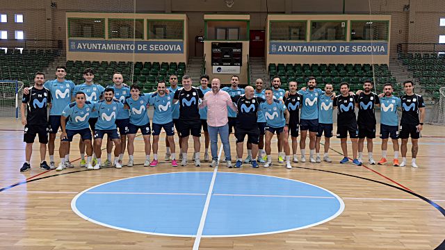 La plantilla del Movistar Inter, junto al concejal de Deportes, Juan Carlos Garrido./ MOVISTAR INTER